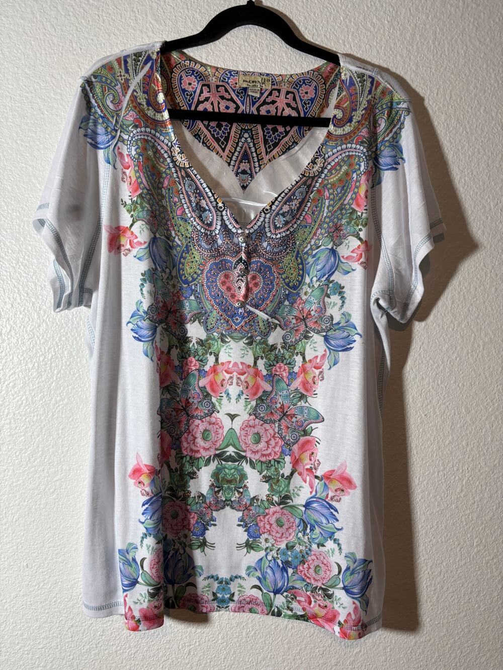 One World Plus Size 2X Boho Floral Embellished Butterfly V-Neck Tee T-Shirt - Picture 1 of 6